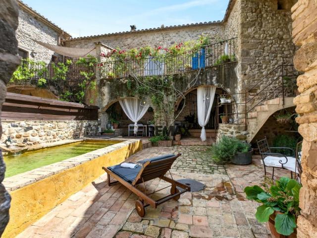 Esponellà | Casa de pueblo con encanto, más de 500 m2, jardín, piscina y licencia turística