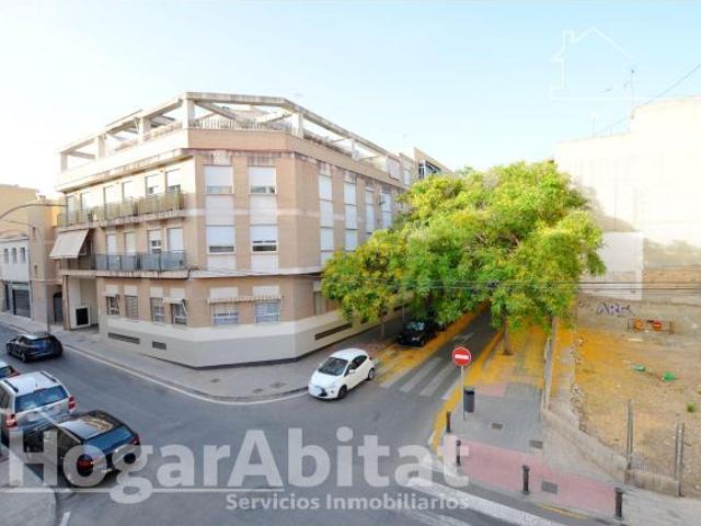 ESQUINERO, MUY AMPLIO Y LUMINOSO CON GARAJE Y ASCENSOR, CERCA DEL CENTRO