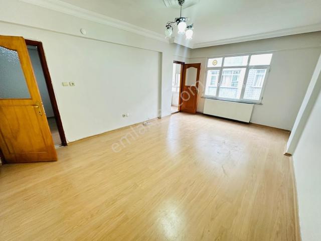 Esra Emlak Sefaköy Merkezde 3+1 120m2 Kullanışlı Satılık Daire