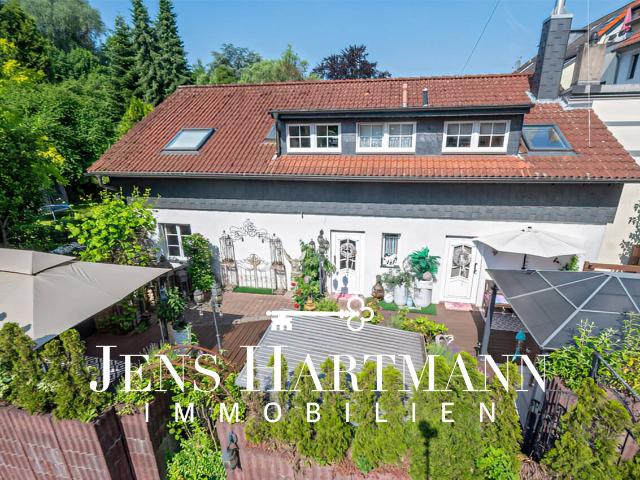 Essen Frintrop: Ein Zweifamilienhaus in zweiter Reihe ruhig, privat und modern