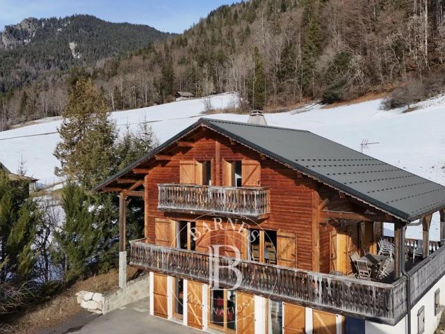 Essert La Pierre – Chalet de 192 m² – Cinq chambres en suite. 192m² Saint Jean d'Aulps