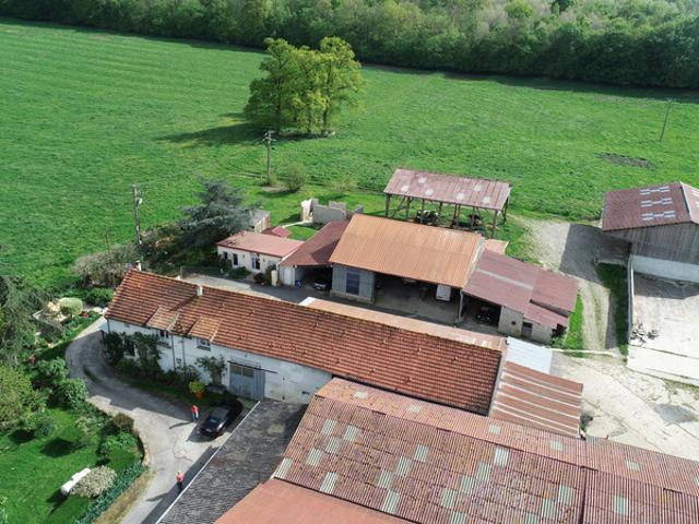 ESSOMES SUR MARNE 02 à vendre joli corps de ferme avec maison et nombreux bâtiments sur un terrain de 10 hectares