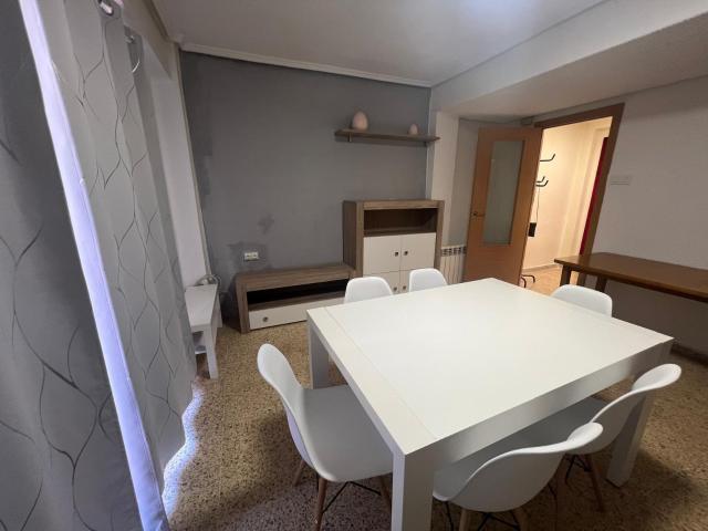 ESTUDIANTES curso 2026 /2027 * 3 dormitorios. Salón comedor con balcón. Lavavajillas. Radiadores