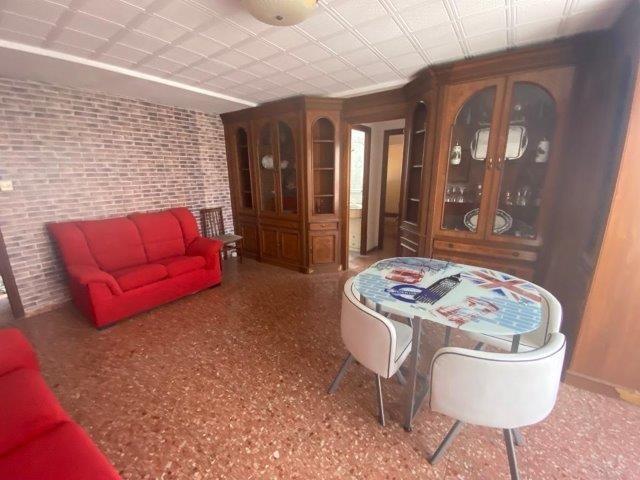 ESTUDIANTES * CURSO 2026 2027 * Amplio piso con 4 habitaciones, equipadas con es