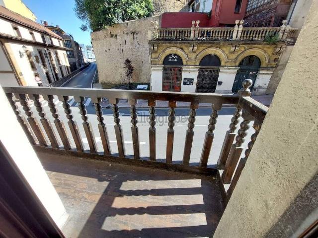 ESTUDIANTES MIR 2027 28: TRES DORMITORIOS. Lado Casco Histórico OVIEDO, muy CÉNTRICO calle Azcárraga con Paraiso