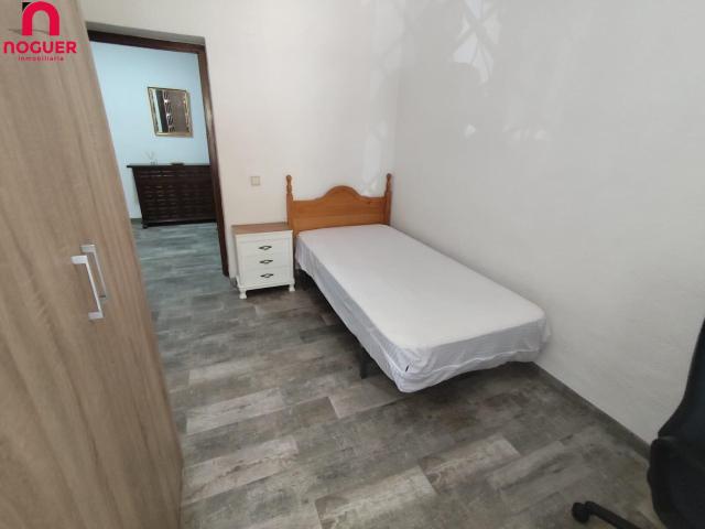 ! ESTUDIANTES ! PISO DE CINCO DORMITORIOS Y DOS BAÑOS CON PATIO