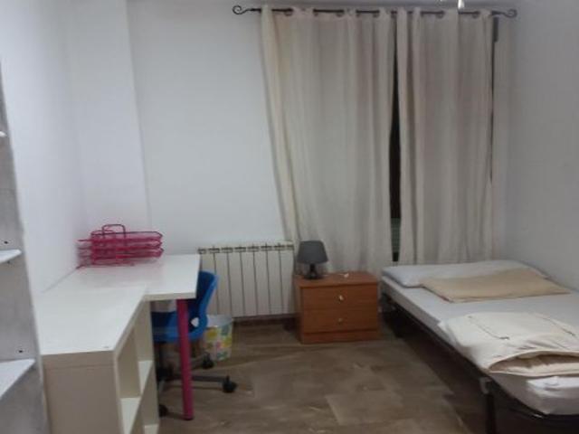 ¡Estudiantes! Piso de 3 habitaciones junto al Hospital Real