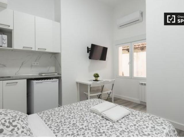 Estudio minimalista en alquiler en Retiro