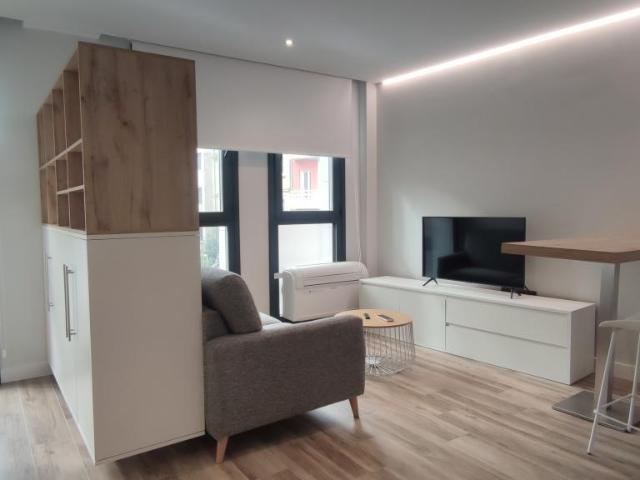 ¡Estudio amplio y moderno en alquiler en la calle Venezuela, Vigo!