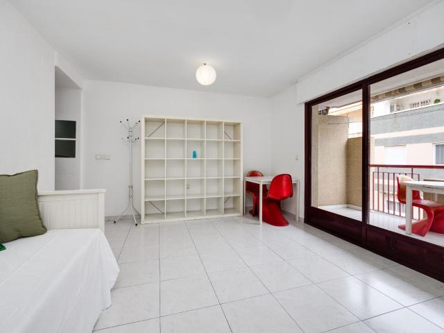 Estudio amplio con terraza en Av. Habaneras, Torrevieja