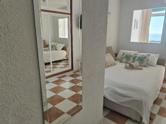 Estudio céntrico en alquiler con piscina y vistas al mar ✨