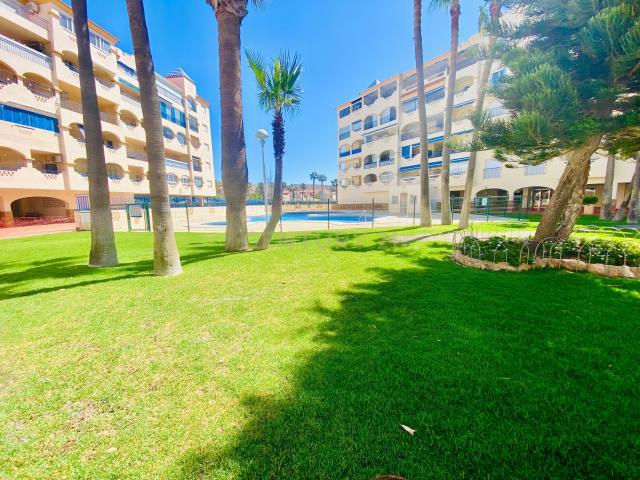 Estudio con terraza acristalada y vistas espectaculares a pocos metros de la playa en Almerimar