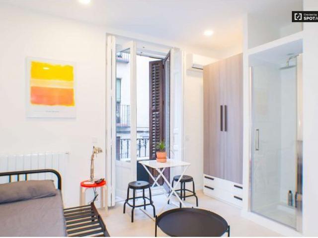 Estudio con aire acondicionado y balcón para alquilar en Malasaña, en metro