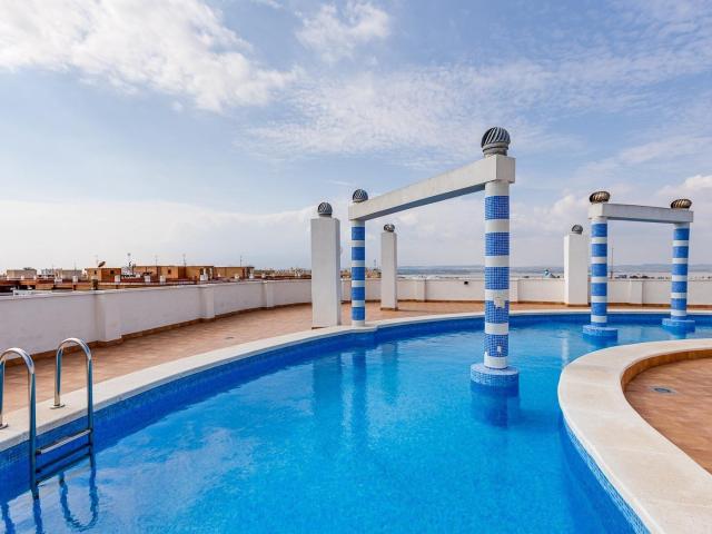 Estudio con gran terraza, plaza de parking y piscina comunitaria en Torrevieja