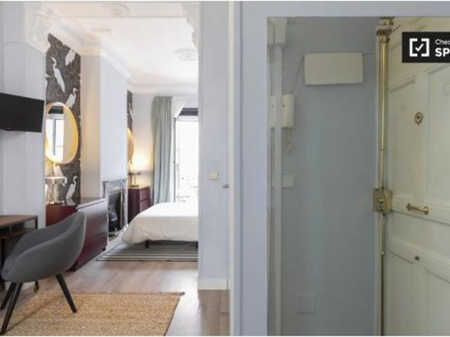 Estudio de diseño con aire acondicionado y balcón en alquiler en Chueca
