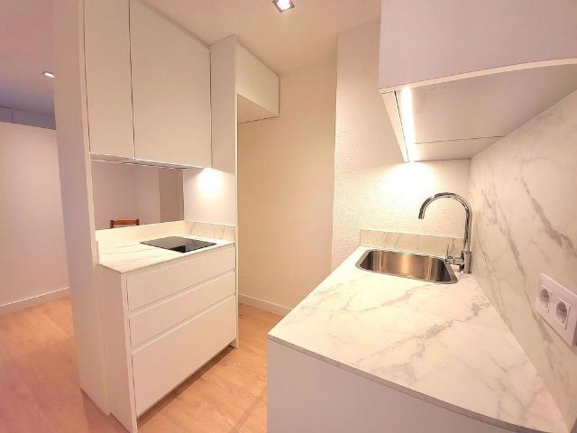 Estudio en alquiler en avenida De la República Argentina, Barcelona, de 47 m² por 1.000