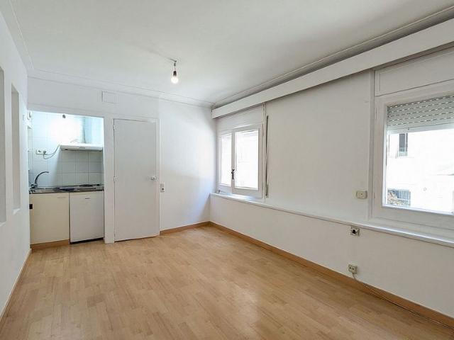 Estudio en alquiler en calle De Balmes, Barcelona, de 34 m² por 747