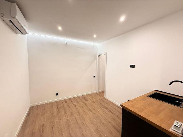 Estudio en alquiler en calle De Berlín, Barcelona, de 30 m² por 980