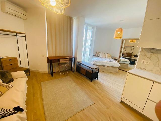 Estudio en alquiler en calle De Londres, Barcelona, de 40 m² por 1.700