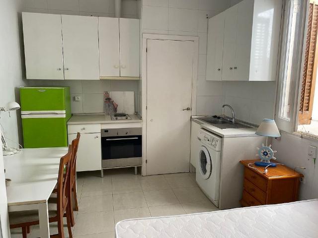 Estudio en alquiler en calle De Viladomat, Barcelona, de 24 m² por 850