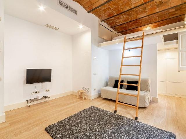 Estudio en alquiler en calle Del Baluard, Barcelona, de 28 m² por 1.050