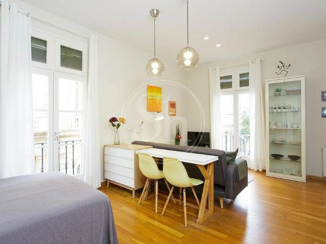 Estudio en alquiler en calle Del Consolat de Mar, Barcelona, de 45 m² por 1.095