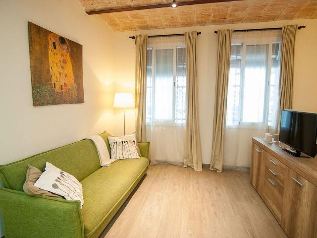 Estudio en alquiler en calle Del Marroc, Barcelona, de 40 m² por 1.300 €