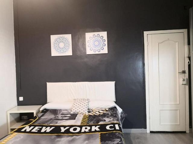 Estudio en alquiler en calle D'en Serra, Barcelona, de 28 m² por 800