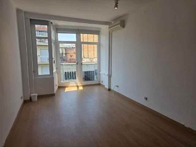 Estudio en alquiler en calle D'enric Granados, Barcelona, de 38 m² por 850