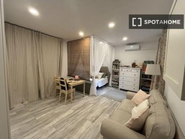 Estudio en alquiler en El Camp d' en Grassot i Gràcia Nova, gastos incluidos