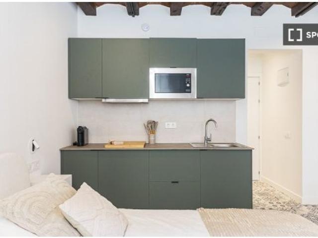 Estudio en alquiler en La Dreta de l' Eixample, luz, agua y wifi incluidos