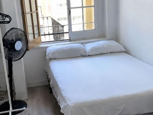 Estudio en alquiler en ronda De la Universitat, Barcelona, de 25 m² por 700