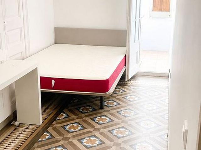 Estudio en alquiler en ronda De la Universitat, Barcelona, de 25 m² por 700