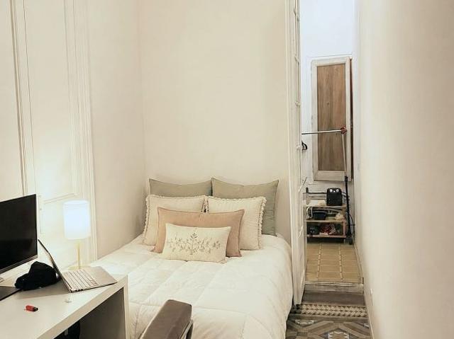 Estudio en alquiler en ronda De la Universitat, Barcelona, de 30 m² por 700