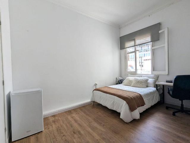 Estudio en alquiler en ronda De la Universitat, Barcelona, de 30 m² por 800