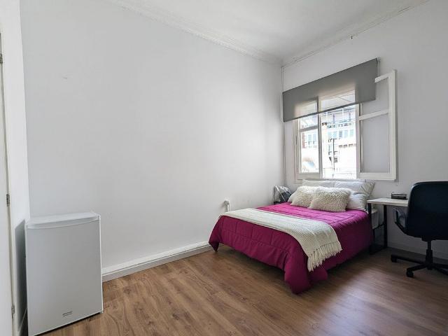 Estudio en alquiler en ronda De la Universitat, Barcelona, de 30 m² por 800