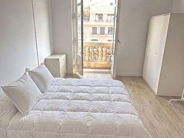Estudio en alquiler en ronda De la Universitat, Barcelona, de 30 m² por 900
