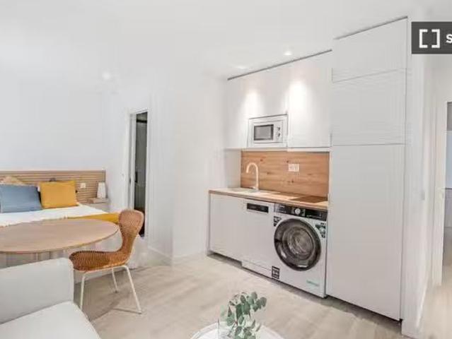 Estudio en alquiler en Valdeacederas, Madrid