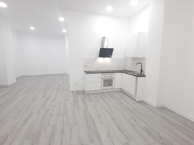 Estudio en venta en Barcelona, de 100 m² por 180.000