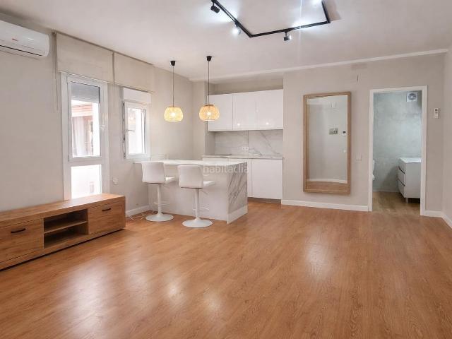 Estudio en venta en Sabadell, Creu Alta. Espacio tipo loft reformado con cocina y baño ideal despacho o estudio. Estudios.