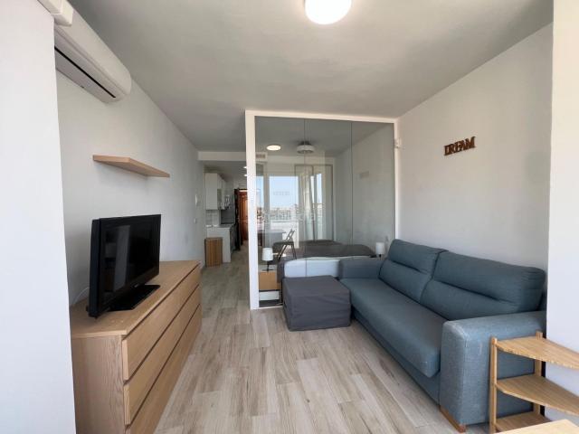 Estudio en venta en Torremolinos, Manantiales Estación de Autobuses. Apartamentoestudio reformado con vistas despejadas, a 800 metros del mar. Estudios.