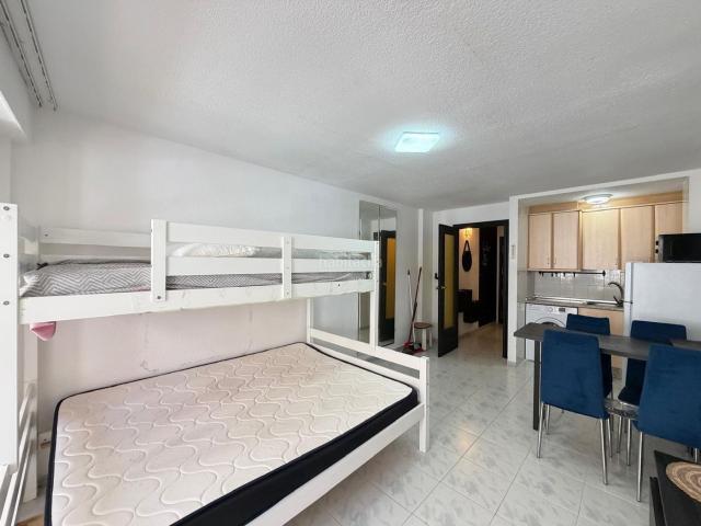Estudio en venta en Torrevieja, Zona Playa del Cura. DISPONIBLE EN VENTA! Descubre este acogedor estudio en venta en Torrevieja, una excelente oportunidad para quienes buscan una vivi. Estudios.