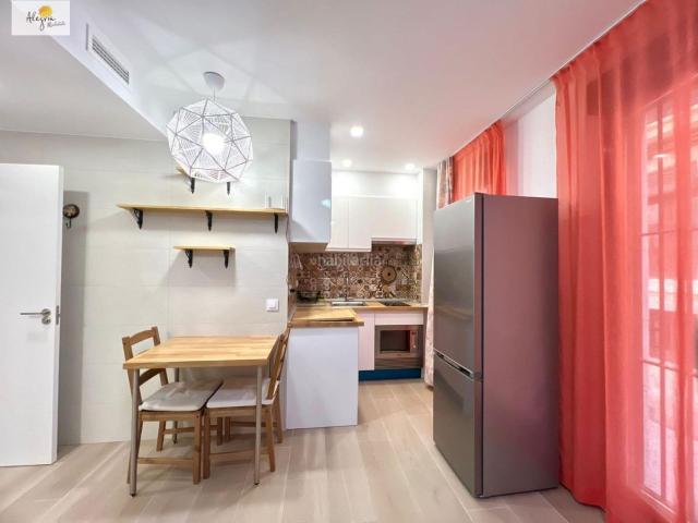 Estudio en venta en Valencia, El Pilar. 2 ESTUDIOS Junto al Mercado Central Ciutat Vella El Pilar Calle Balmes. Estudios.