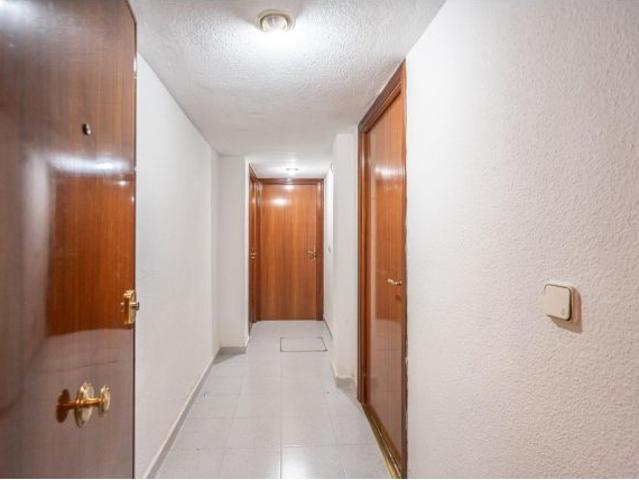 ESTUDIO LUMINOSO CON VISTAS A LAS CUATRO TORRES EN URBANIZACIÓN PRIVADA CON PISCINA JUNTO A METRO Y