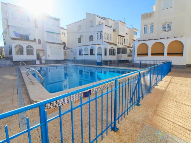 Estudio luminoso y acogedor con una habitación adicional en Torrevieja