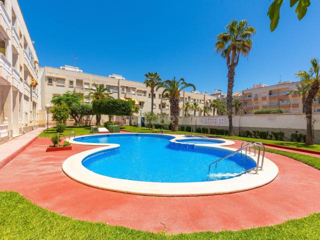Estudio reformado en planta baja con piscina comunitaria