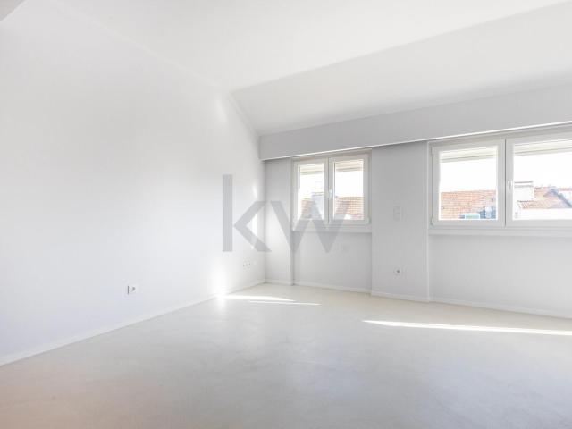 Estúdio T0 renovado, com varanda e elevador. Jardim da Parad. 37m² Campo de Ourique
