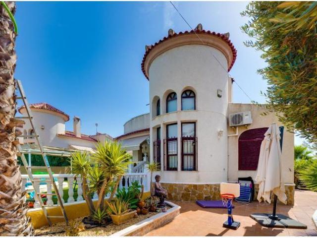 ESTUPENDO CHALET CON PISCINA EN LA MARINA