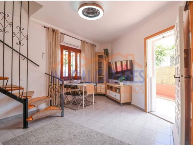 ESTUPENDO DÚPLEX CON JARDÍN EN ESQUINA, DE 2 HABITACIONES, A 550 m DE LA PLAYA, EN LOS ALCÁZARES, MU