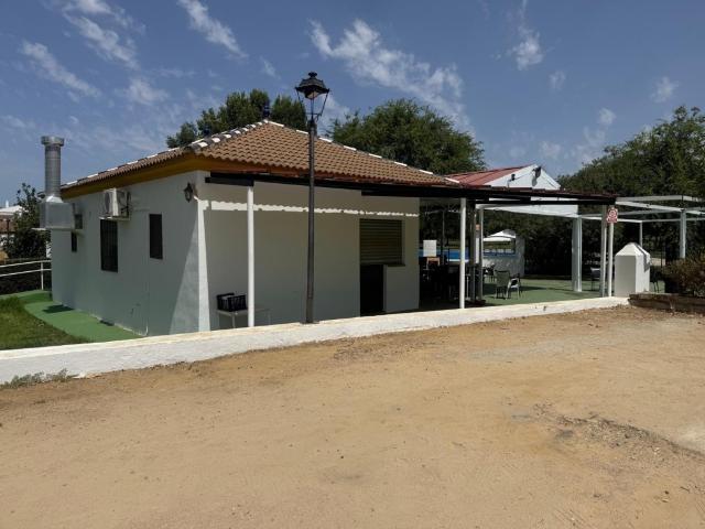 Estupendo edificio con múltiples posibilidades en la Urbanización La Colina, en Castilblanco de los Arroyos